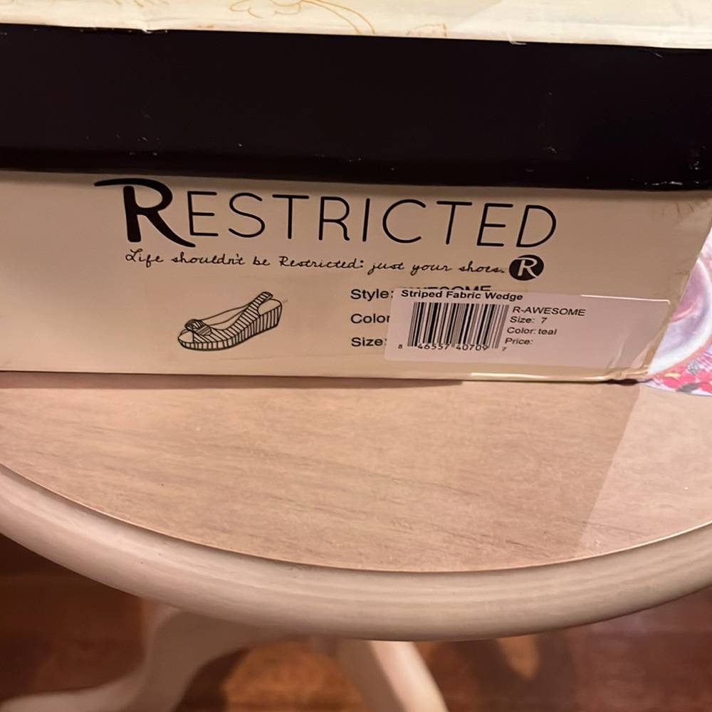 Restricted wedges - Picture 2 of 5